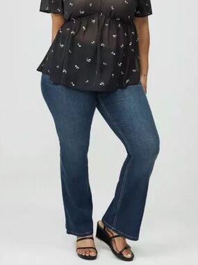 Torrid Luxe Slim Bootcut Jeans SUPER STRETCH Size 22 Short Darker Blue Wash